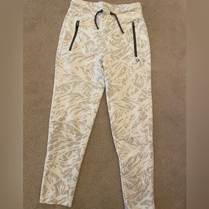 GAP Kids Gap Fit comfy soft joggers white/gray print Size M (8)